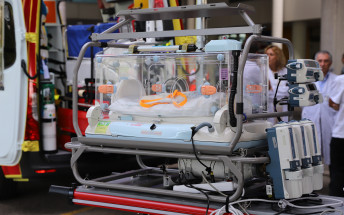 Es presenta a Son Espases la primera UVI mòbil pediàtrica de les Illes Balears