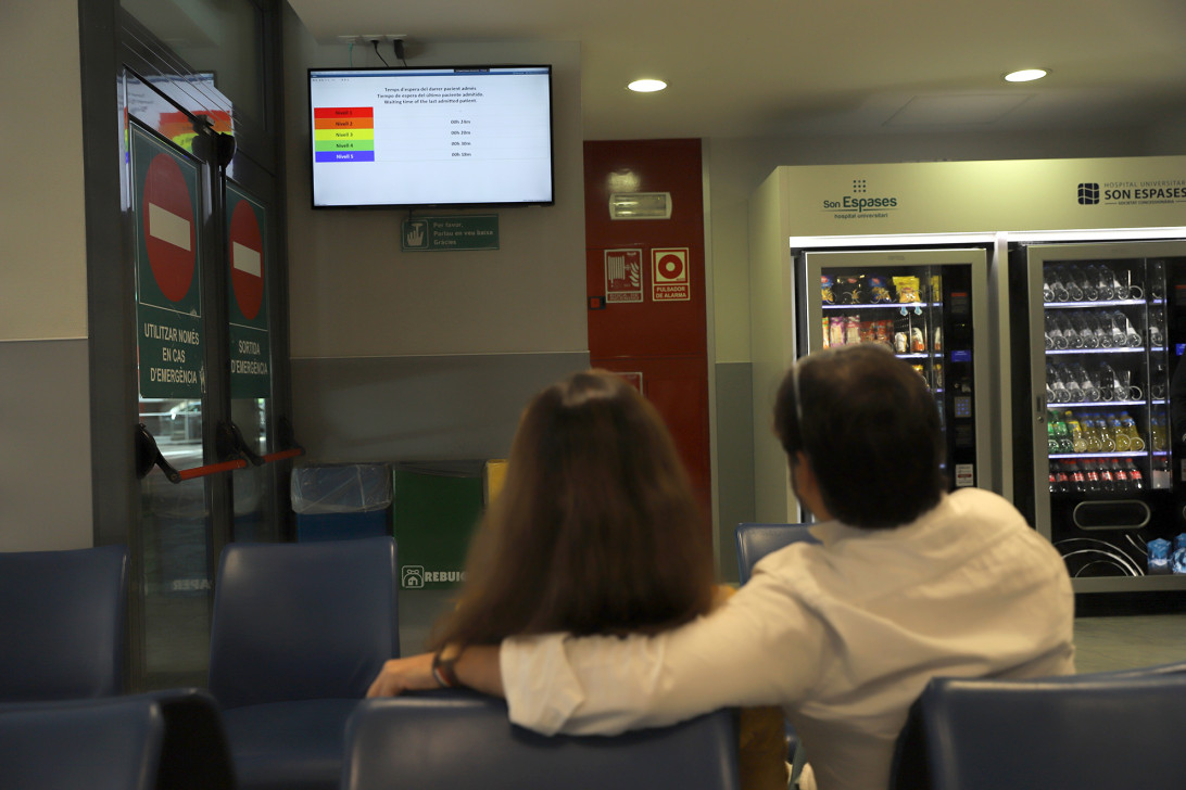 Esta imagen ilustra que: Son Espases instala pantallas en las salas de espera de Urgencias que informan de la ubicación y del nivel de triaje de los pacientes