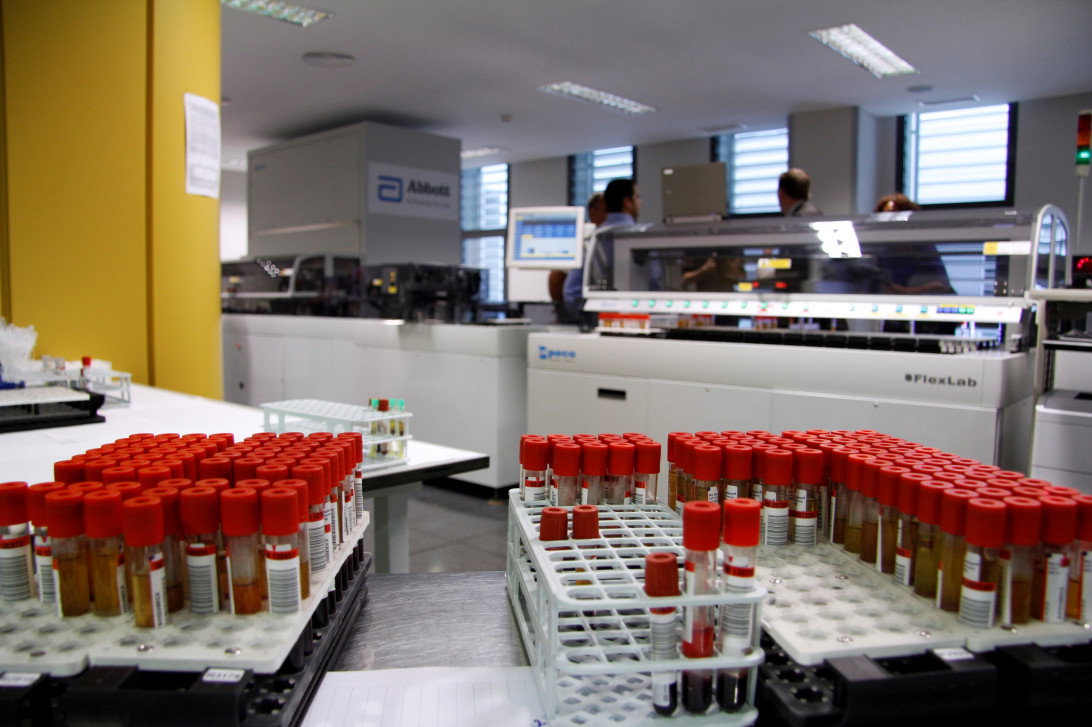 Esta imagen ilustra que: Los usuarios puntúan con un notable alto la atención recibida en el Servicio de Análisis Clínicos de Son Espases