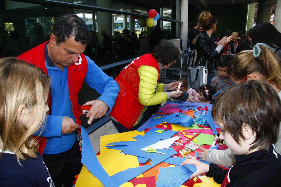 Esta imagen ilustra que: Son Espases acoge la tradicional fiesta de Navidad para los niños ingresados y los hijos de los trabajadores con actividades muy variadas
