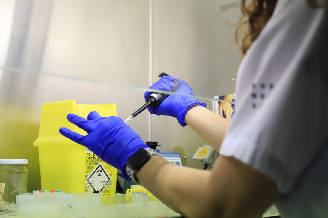 Esta imagen ilustra que: El 1,4 % de PCR y el 5,1% de test serológicos realizados en el estudio de cribado de Son Espases da positivo