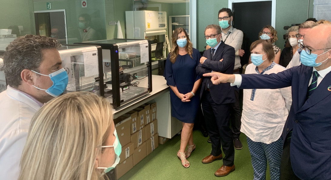 Esta imagen ilustra que: El Servicio de Microbiología incorpora un robot que permite duplicar el número de pruebas PCR hasta las 5.000 diarias