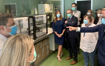 El Servicio de Microbiología incorpora un robot que permite duplicar el número de pruebas PCR hasta las 5.000 diarias