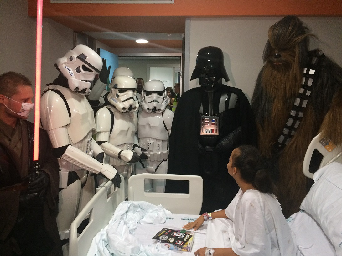 Esta imagen ilustra que: L’univers d’Star Wars visita  els infants de la planta de Pediatria de Son Espases
