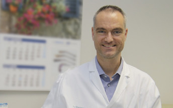 El cirurgià toràcic de Son Espases, Valerio Perna, ha publicat un article científic que demostra que els resultats de l’extirpació d'una part del pulmó són els mateixos amb independència de la tècnica toracoscòpica utilitzada