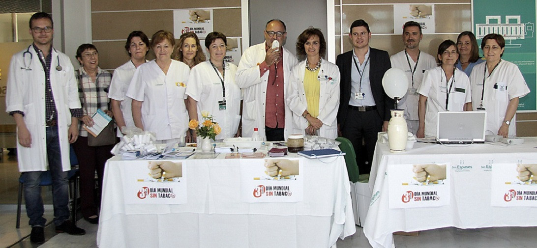 Esta imagen ilustra que: Son Espases instal·la taules informatives amb motiu del Dia Mundial sense Tabac