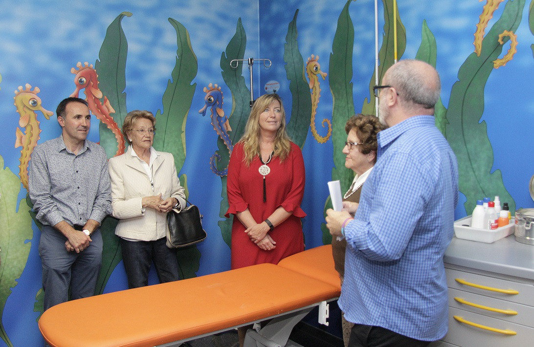 Esta imagen ilustra que: L’associació Na Marga Somriu decora l’Hospital de Dia Pediàtric de  Son Espases amb escenes del món aquàtic i els fons marins