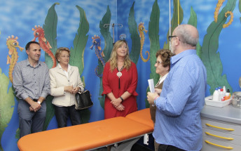 L’associació Na Marga Somriu decora l’Hospital de Dia Pediàtric de  Son Espases amb escenes del món aquàtic i els fons marins