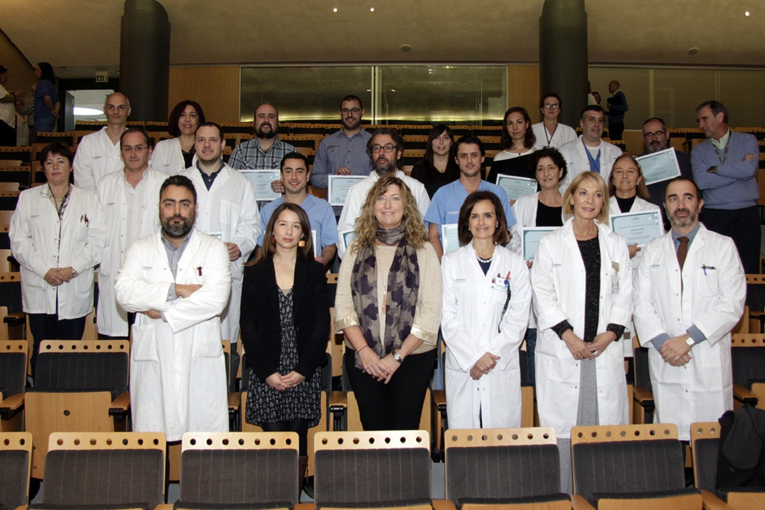 Esta imagen ilustra que: La consejera de Salud entrega los Premios de Investigación 2015 de Son Espases