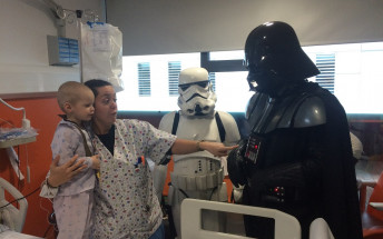 Els intants ingressats reben la visita dels personatges d'Star Wars