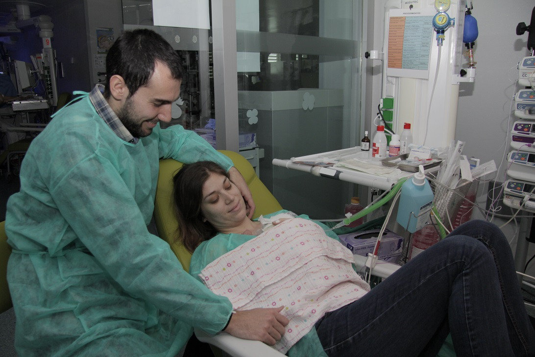 Esta imagen ilustra que: La Unidad de Neonatología organiza un curso sobre los cuidados centrados en el desarrollo de los pacientes prematuros y de sus familiares