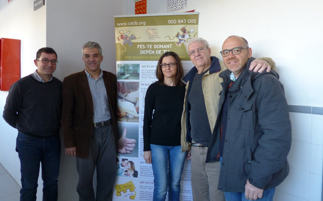 Esta imagen ilustra que: Profesionales de Son Espases imparten charlas divulgativas en los institutos para promocionar la donación de órganos y tejidos