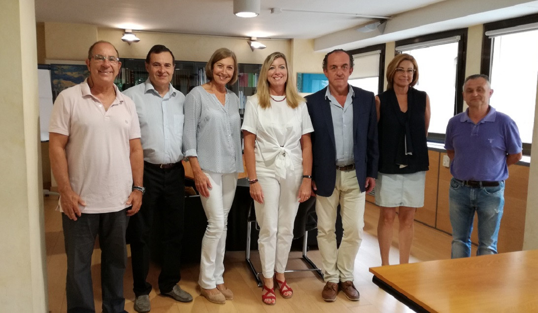 Esta imagen ilustra que: La consellera de Salut rep l’equip de la Unitat de Cirurgia Oncològica Peritoneal 