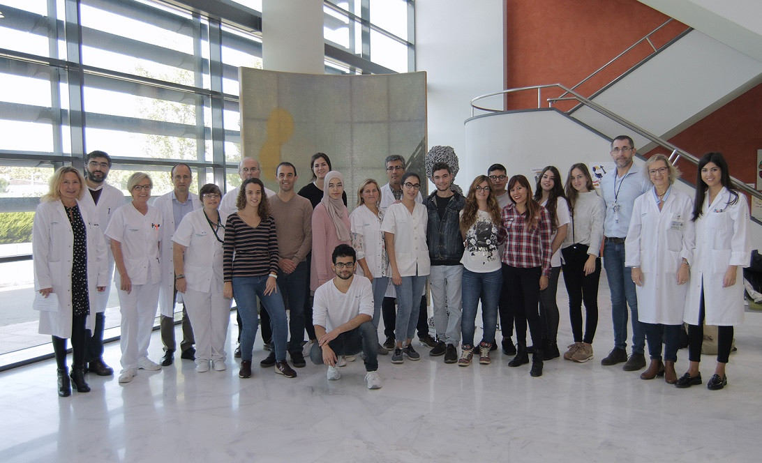 Esta imagen ilustra que: Estudiants de l’IES Cap de Llevant de Maó visiten els Laboratoris de Son Espases