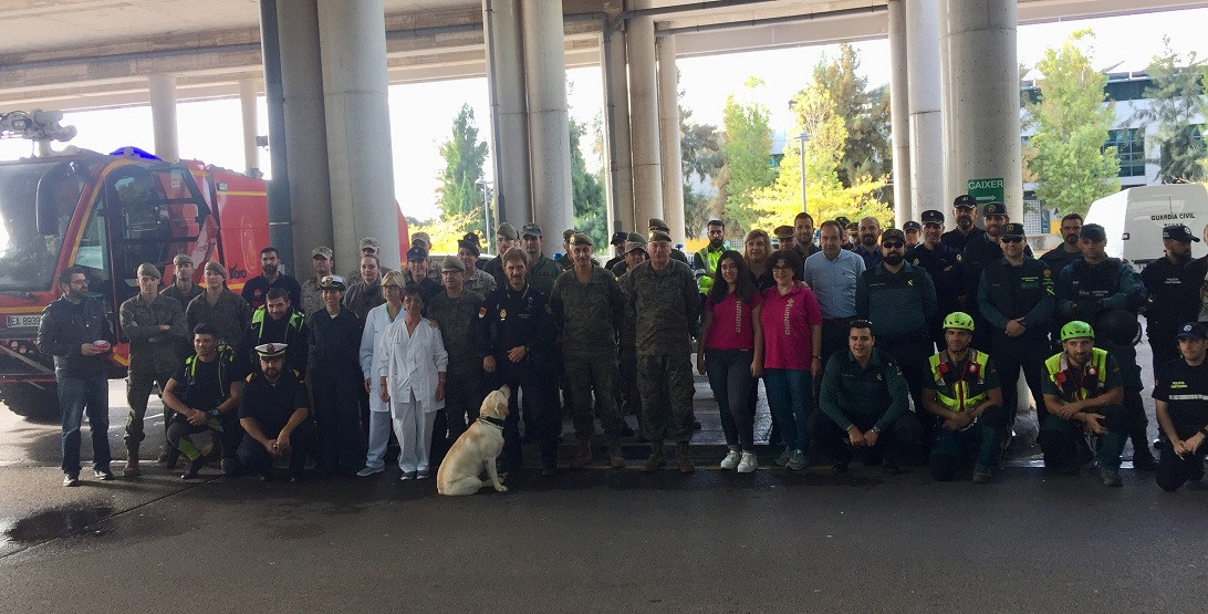 Esta imagen ilustra que: L’Associació Sonrisas visita als nins hospitalitzats a Son Espases
