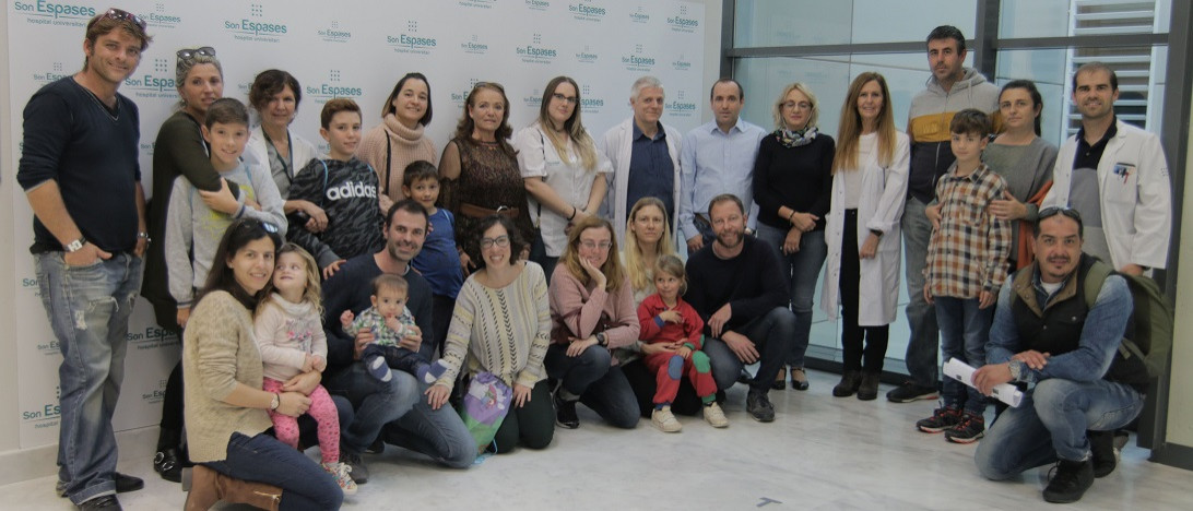 Esta imagen ilustra que: Pacients i familiars afectats per la fenilcetonúria comparteixen informació i experiències a Son Espases