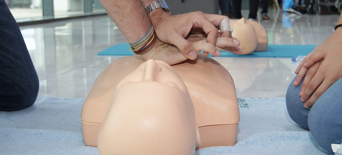 Esta imagen ilustra que: Tallers per mostrar a la població com s’ha d’actuar davant una aturada cardiorrespiratòria