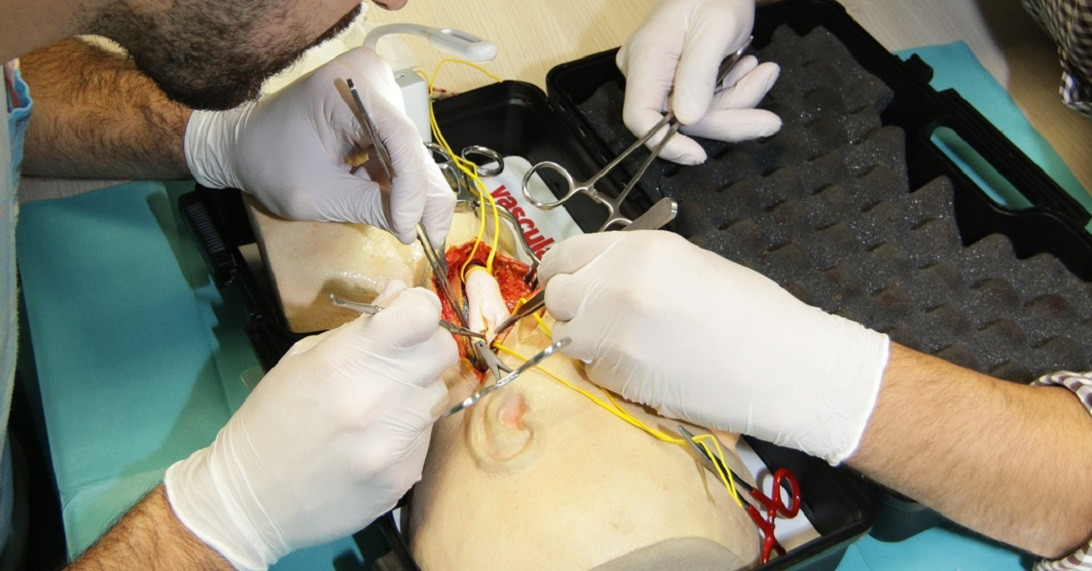 Esta imagen ilustra que: El Servicio de Cirugía Vascular opera unos cincuenta pacientes al año para prevenir los ictus