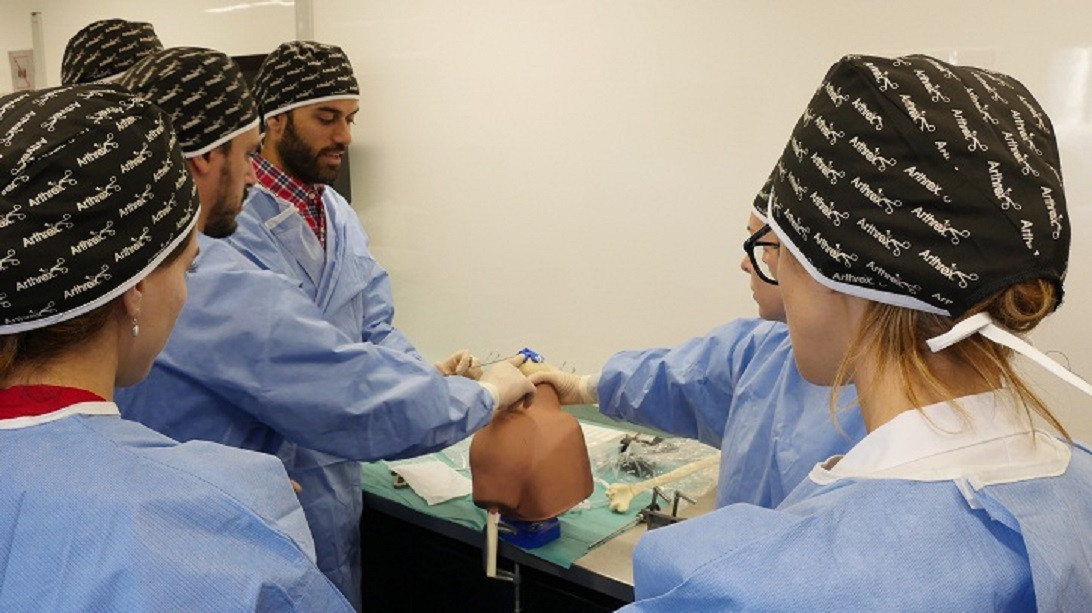 Esta imagen ilustra que: Traumatòlegs de Son Espases es formen en noves tècniques de cirurgia artroscòpica d’espatla i de genoll