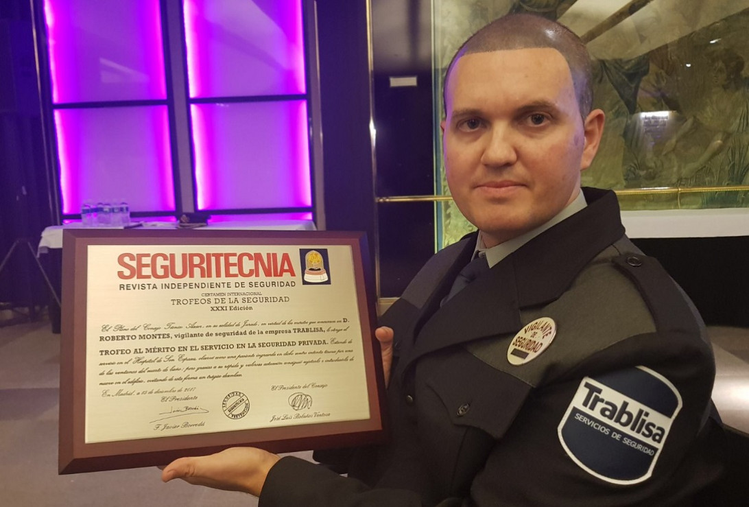 Esta imagen ilustra que: Galardonado un vigilante de seguridad de Son Espases en la XXXI Edición del Certamen Internacional de Trofeos de Seguridad