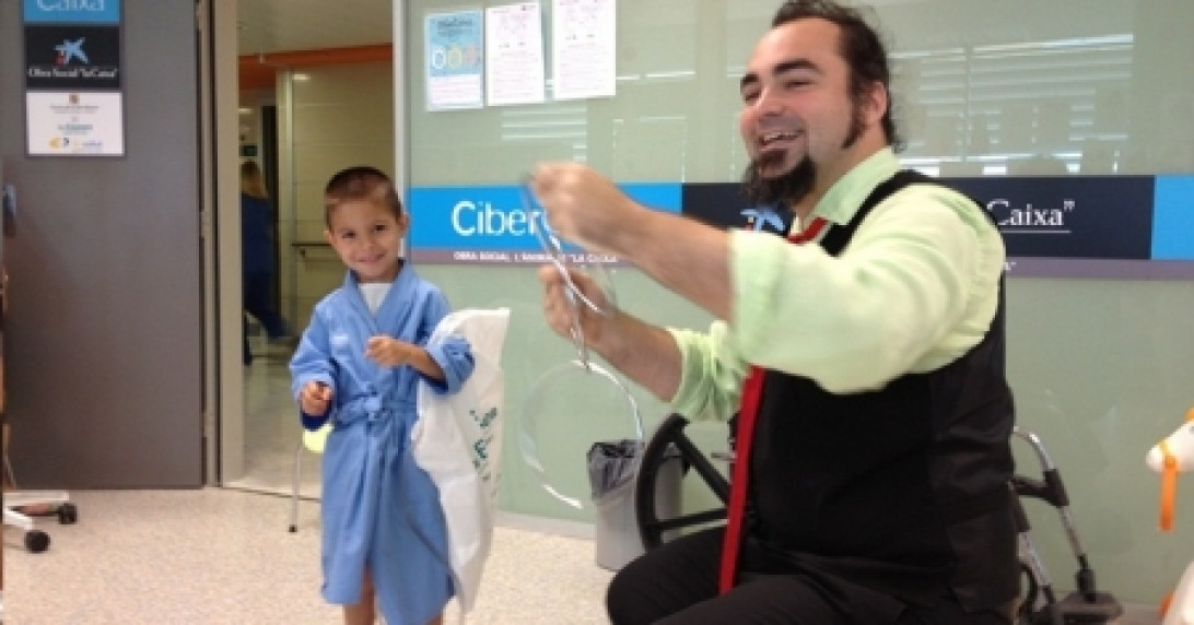 Esta imagen ilustra que: Actuación en Son Espases del mago “Enzo Lorenzo” de la Fundación Abracadabra