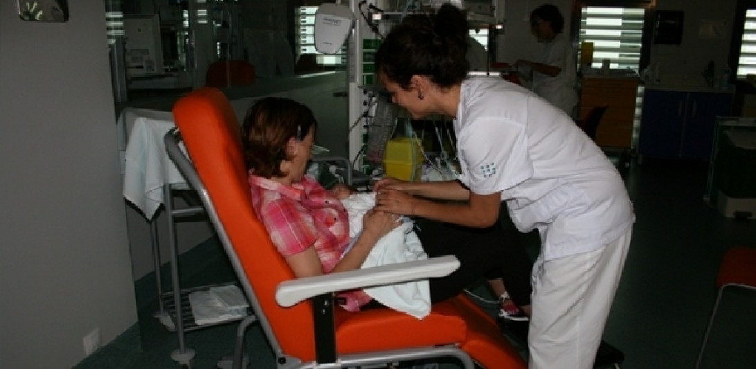 Esta imagen ilustra que: L’Hospital Universitari Son Espases imparteix sessions educatives per als pares i mares sobre la conveniència de la lactància materna i la seva tècnica 