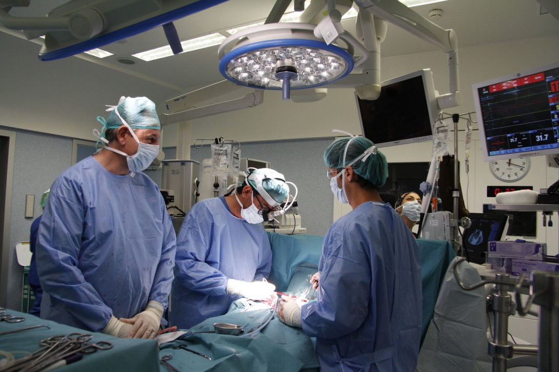 Esta imagen ilustra que: L'Hospital Universitari Son Espases ha estat guardonat amb dos premis TOP 20 en les Àrees del Sistema Nerviós i d'Atenció al Pacient Crític 