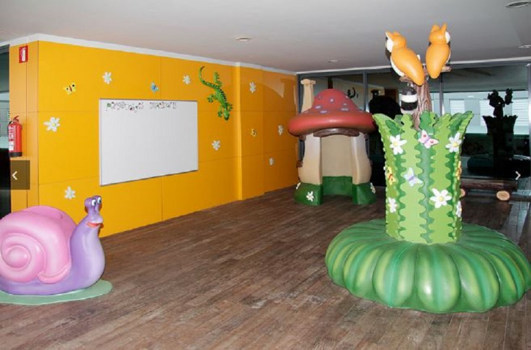 Esta imagen ilustra que: El presidente del Gobierno, José Ramón Bauzá, inaugura “El Bosque encantado” y “La casa taller", un proyecto de la asociación Na Marga Somriu para hacer más cálida y acogedora la planta de on