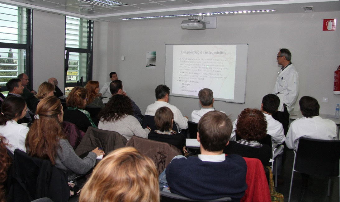 Esta imagen ilustra que: El Servicio de Angiología y Cirugía Vascular organiza una reunión interhospitalaria sobre el pie diabético