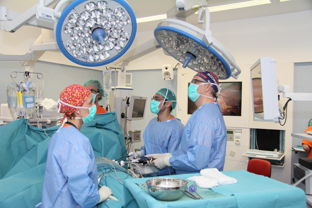 Esta imagen ilustra que: El Servicio de Cirugía Torácica utiliza técnicas de cirugía mínimamente invasiva para intervenir los tumores pulmonares y los tumores de mediastino