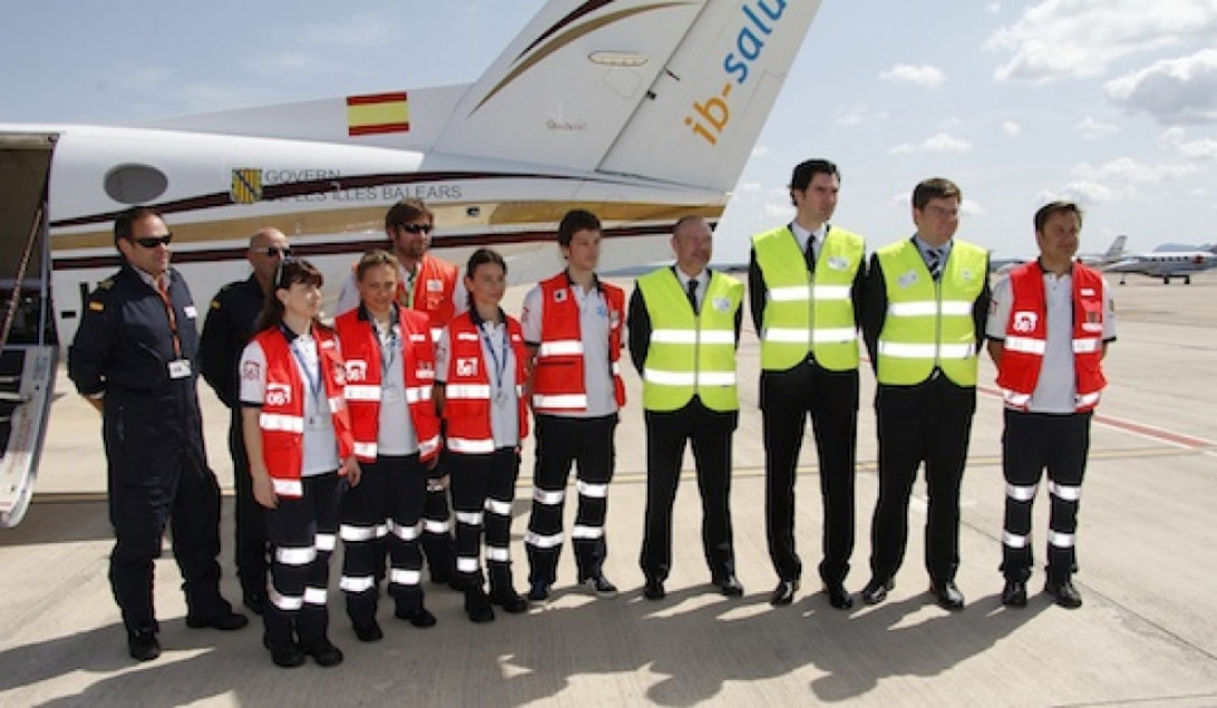 Esta imagen ilustra que: La Unidad de Transporte Pediátrico de Son Espases y el SAMU 061 llevan a cabo cada año unos trescientos traslados de niños con alguna patología grave