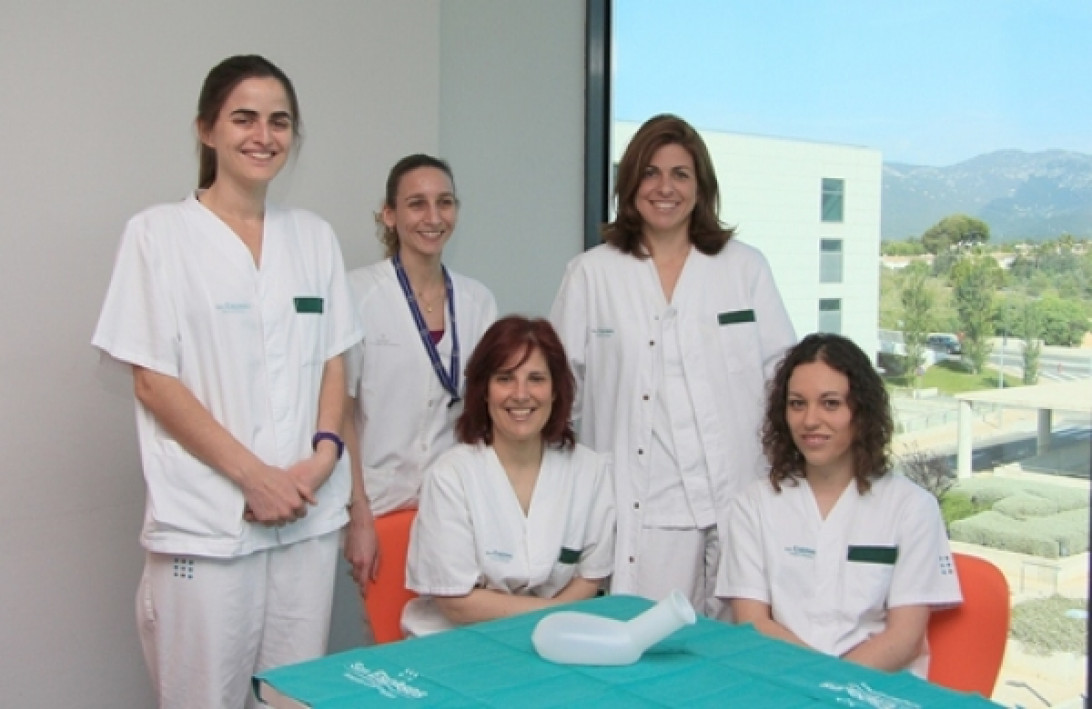 Esta imagen ilustra que: Un equip d’infermeria de l’Hospital Universitari Son Espases rep el guardó al millor projecte d’investigació per l’aplicació de la botella d’orina a les dones amb mobilitat limitada