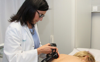 Evitar l’exposició solar intensa, aplicar un fotoprotector superior a 30 o l’autoexploració per identificar possibles melanomes són alguns dels consells per evitar el càncer de pell