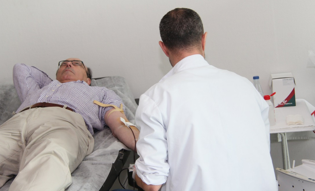 Esta imagen ilustra que: El Banco de Sangre y de Tejidos consigue 53 donaciones de sangre en el I Maratón de Donación de Sangre organizado en el Hospital