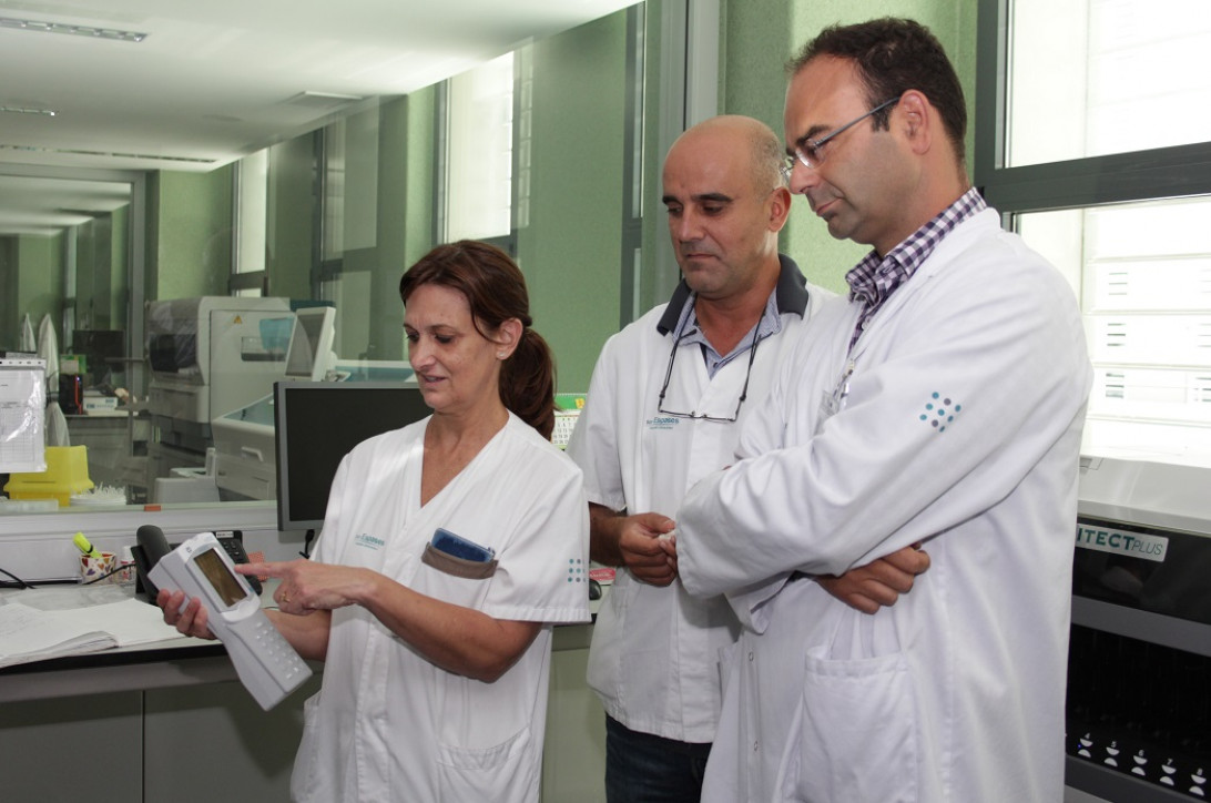 Esta imagen ilustra que: El Hospital cuenta con un analizador de sangre portatil para estudiar, a pie de cama, muestras biológicas en pacientes con sospecha de vírus del Ébola