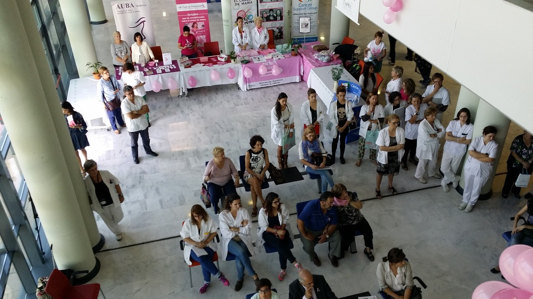 Esta imagen ilustra que: Professionals de la Unitat de Mama de l’Hospital atenen els dubtes i les consultes de les pacients amb relació al càncer de mama