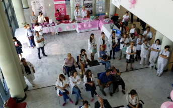 Professionals de la Unitat de Mama de l’Hospital atenen els dubtes i les consultes de les pacients amb relació al càncer de mama