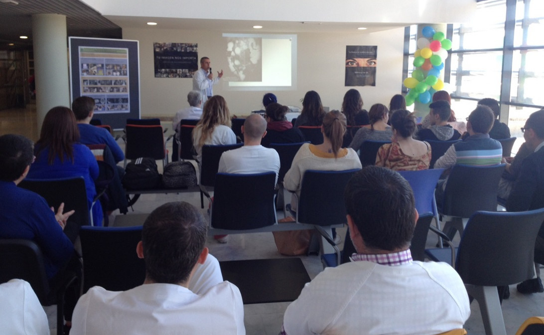 Esta imagen ilustra que: Amb motiu de l'aniversari del descobriment dels raigs X El Servei de Radiologia de l'Hospital celebra una jornada de portes obertes per mostrar la seva tecnologia i acostar-se als pacients