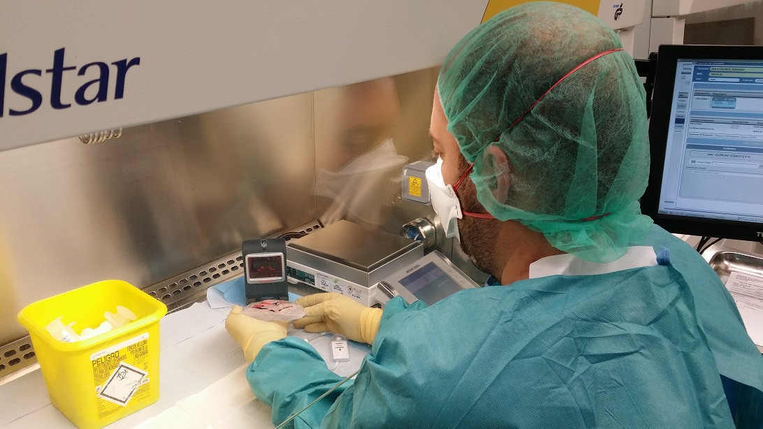 Esta imagen ilustra que: El Servicio de Farmacia incorpora el control de seguridad con Código Data Matrix en la preparación de medicamentos para pacientes oncológicos