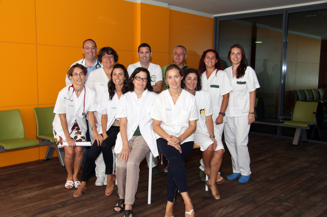 Esta imagen ilustra que: El Servicio de Pediatría organiza sesiones con padres y madres de niños recién diagnosticados de cáncer a fin de ofrecerles pautas y orientaciones para dar una respuesta humanizada a la enfer