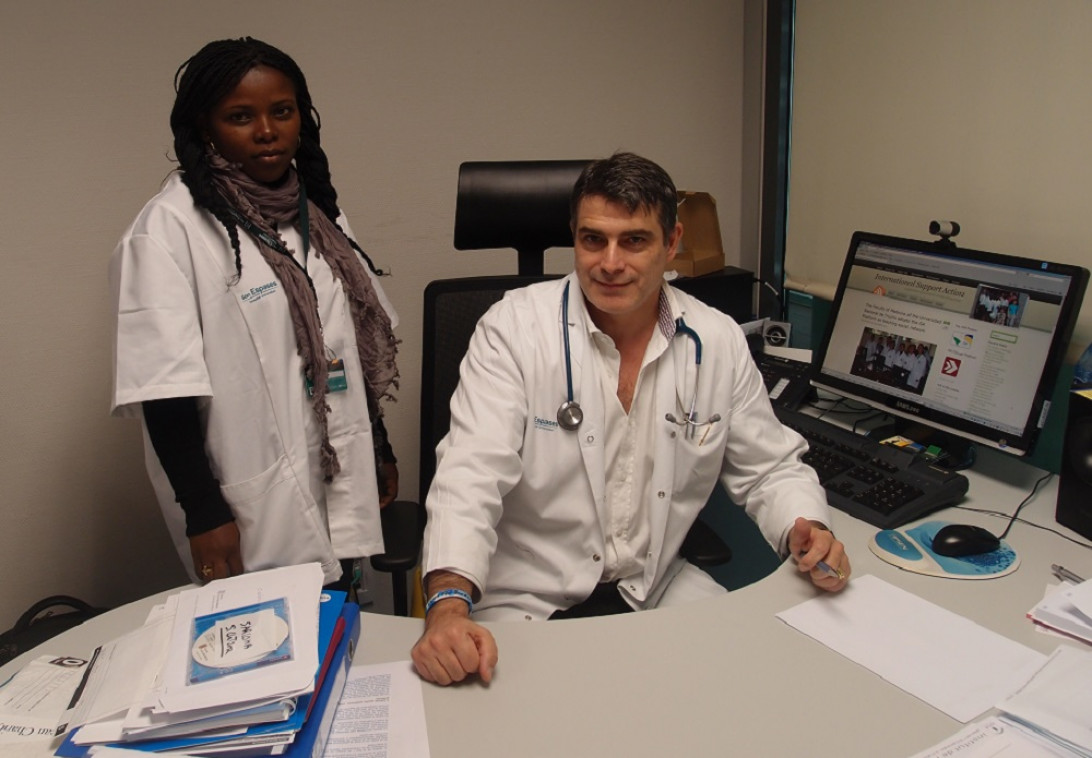 Esta imagen ilustra que: El Hospital Universitario Son Espases forma en Oncología a una médica residente de Guinea Ecuatorial en el marco del Proyecto europeo ISA