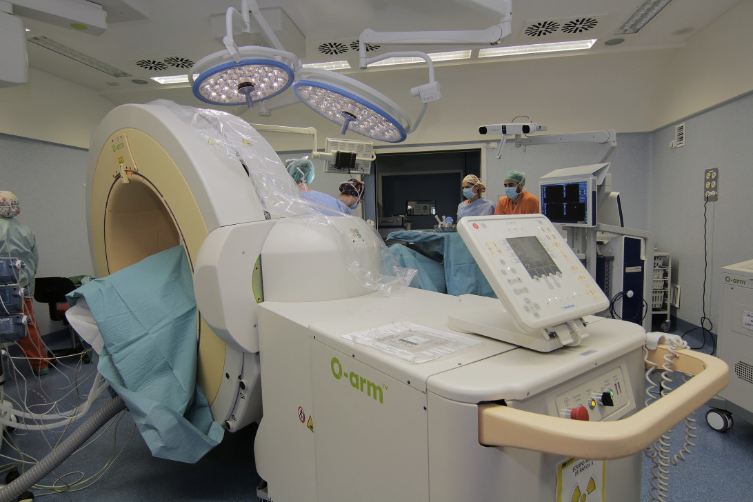 Esta imagen ilustra que: El Hospital Universitario Son Espases incorpora una TAC intraoperatoria que aumenta la precisión y la seguridad en las intervenciones de columna