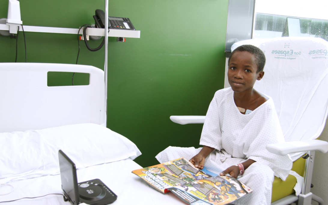 Esta imagen ilustra que: Son Espases opera a un niño guineano de una patología cardíaca por medio de la ONG “Más que Salud”