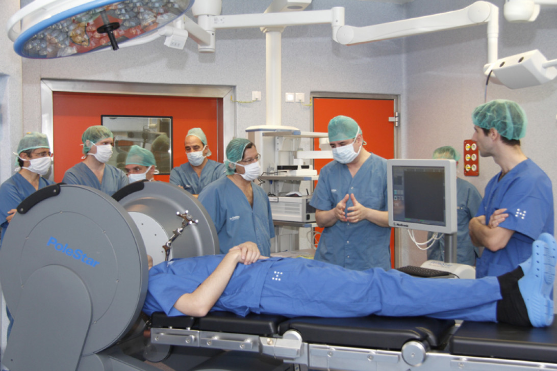 Esta imagen ilustra que: El Hospital Universitario Son Espases incorpora una resonancia intraoperatoria que aumenta la precisión y la seguridad en cirugías de tumores cerebrales