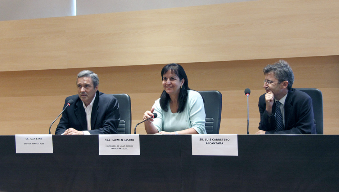 Esta imagen ilustra que: La consejera Castro presenta el nuevo director general de Son Espases, Juan Sanz, a los profesionales del Hospital