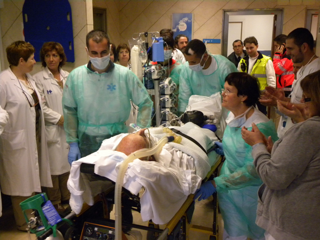 Esta imagen ilustra que: 14 pacientes hospitalizados en la UCI de adultos han sido trasladados hoy de Son Dureta al nuevo Hospital Universitario Son Espases. El traslado se ha iniciado a las 09:00 de la mañana con la