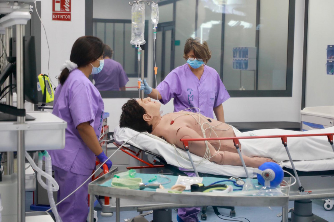 Esta imagen ilustra que: Armengol visita el nuevo Centro de Simulación y celebra los diez años de la recepción del Hospital