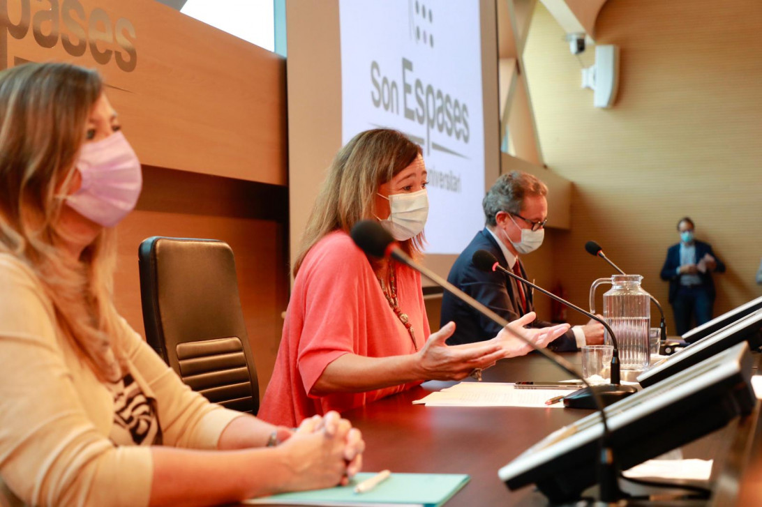 Esta imagen ilustra que: Armengol visita el nuevo Centro de Simulación y celebra los diez años de la recepción del Hospital