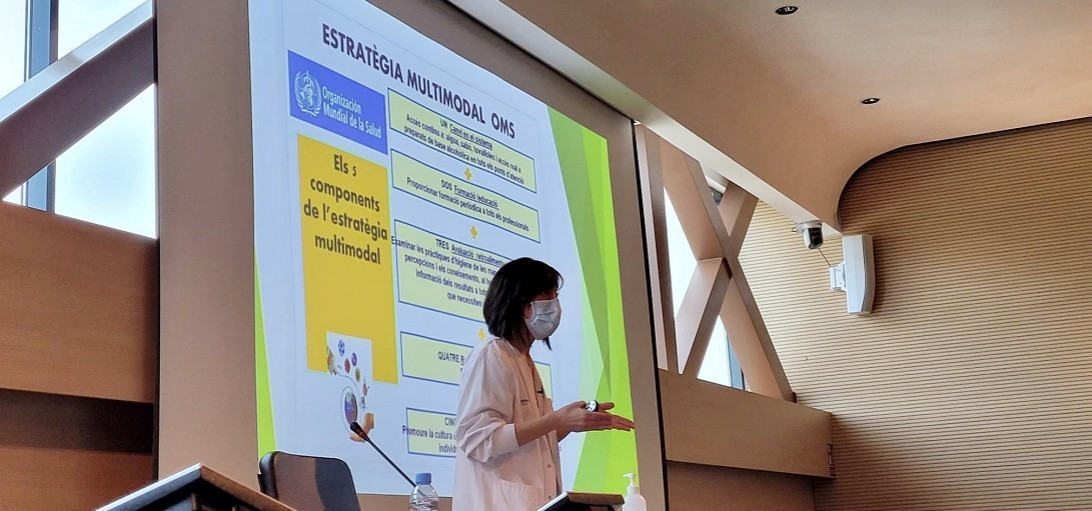 Esta imagen ilustra que: Infermers de l’Hospital es formen en l’observació de la higiene de mans per reduir les infeccions relacionades amb l’assistència sanitària