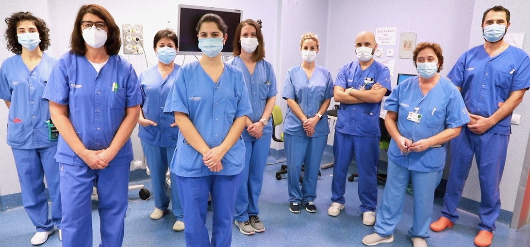 Esta imagen ilustra que: El Servicio de Aparato Digestivo edita vídeos explicativos para ayudar a los pacientes a prepararse correctamente antes de una colonoscopia